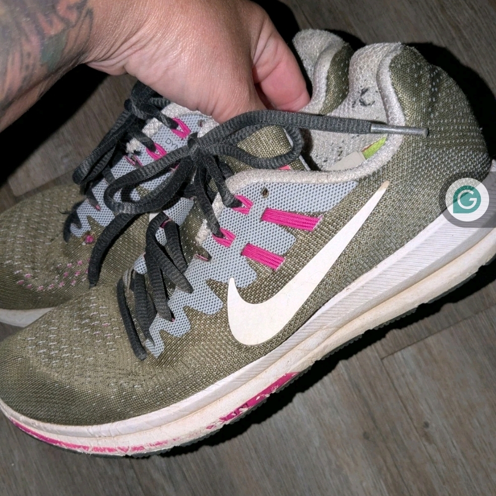 Nike Women's Green and Pink Athletic Shoes